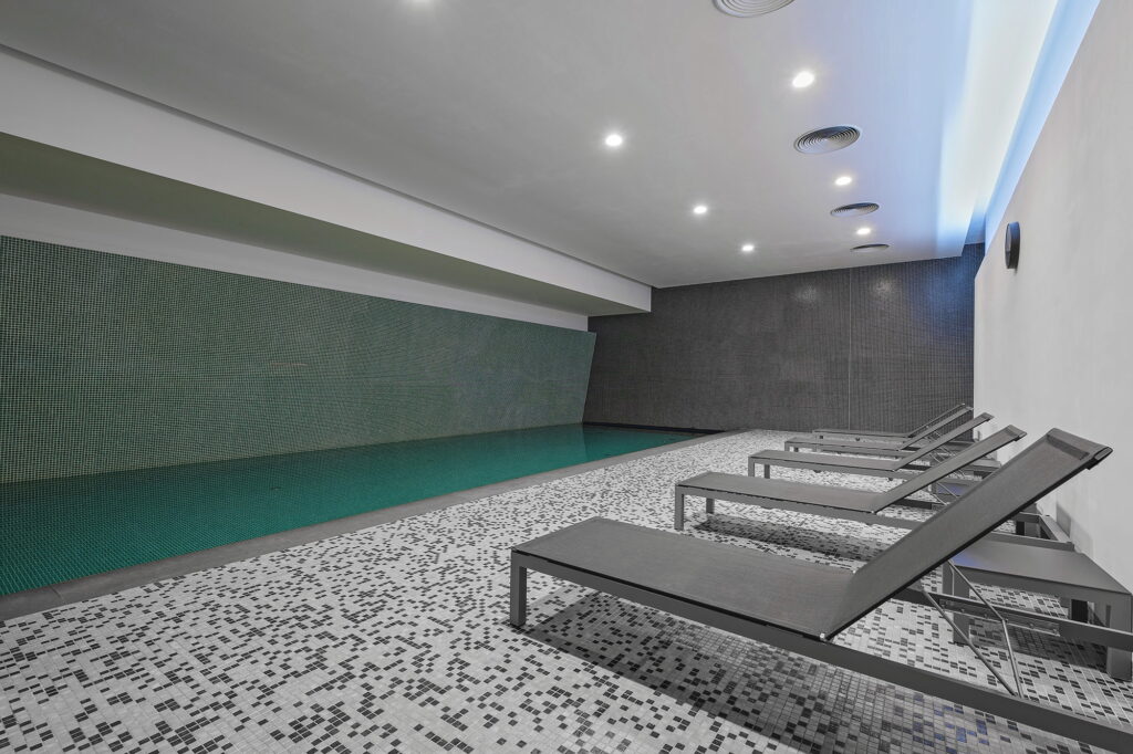 Relaxační wellness prostor s lehátky a moderním interiérem