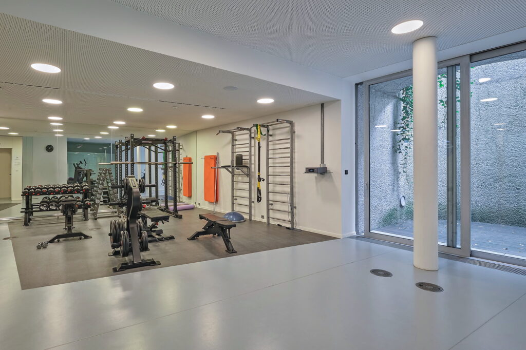 Moderně vybavené fitness centrum s posilovacími stroji