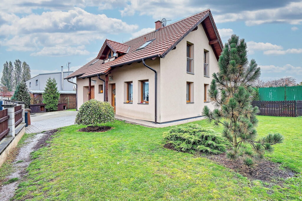 Moderní rodinný dům s upravenou předzahrádkou a trávníkem