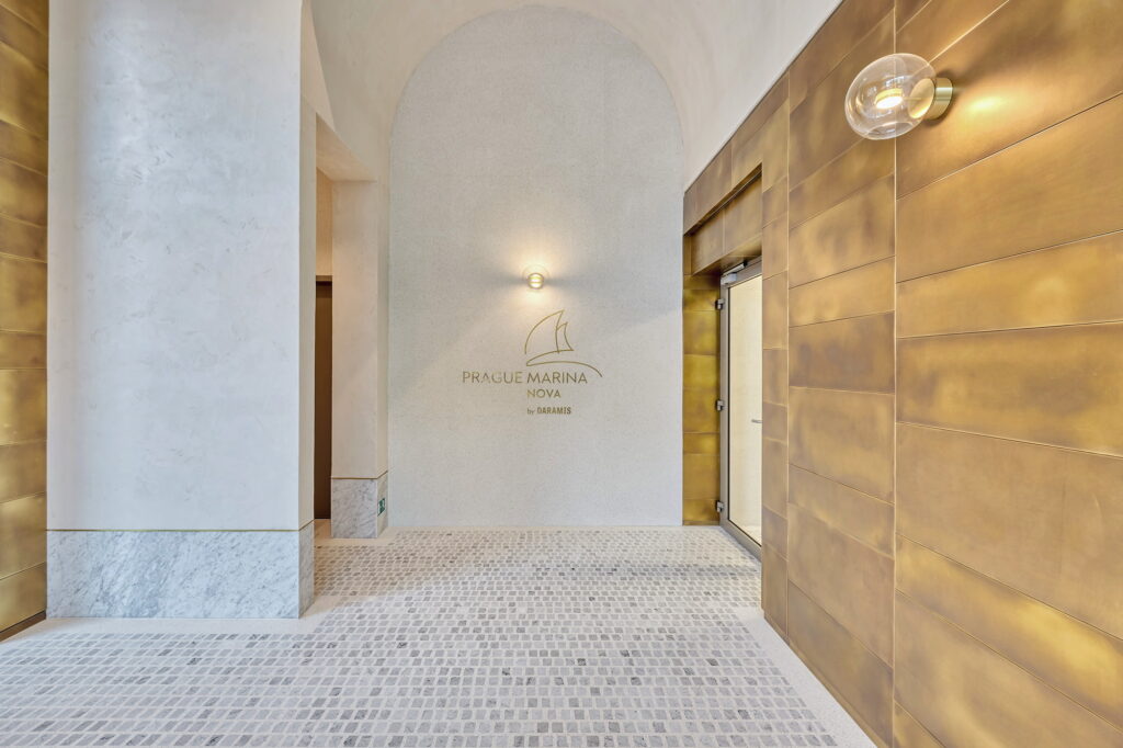 Moderní wellness interiér s kamennými a dřevěnými povrchy